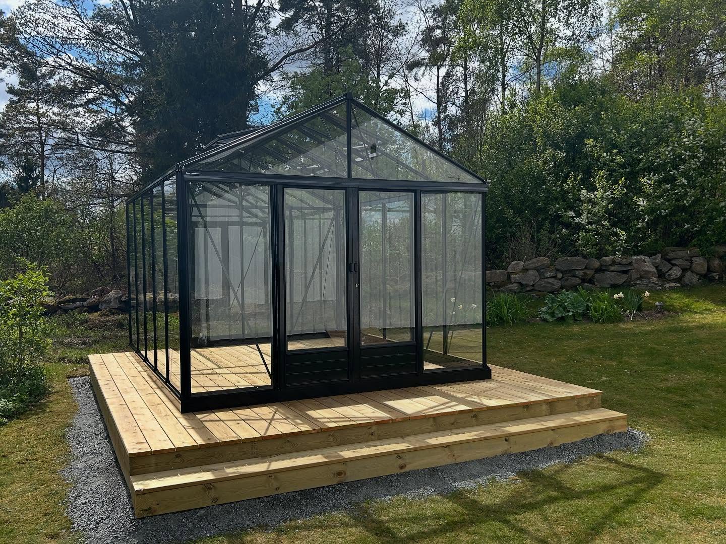 Trädäck till växthus